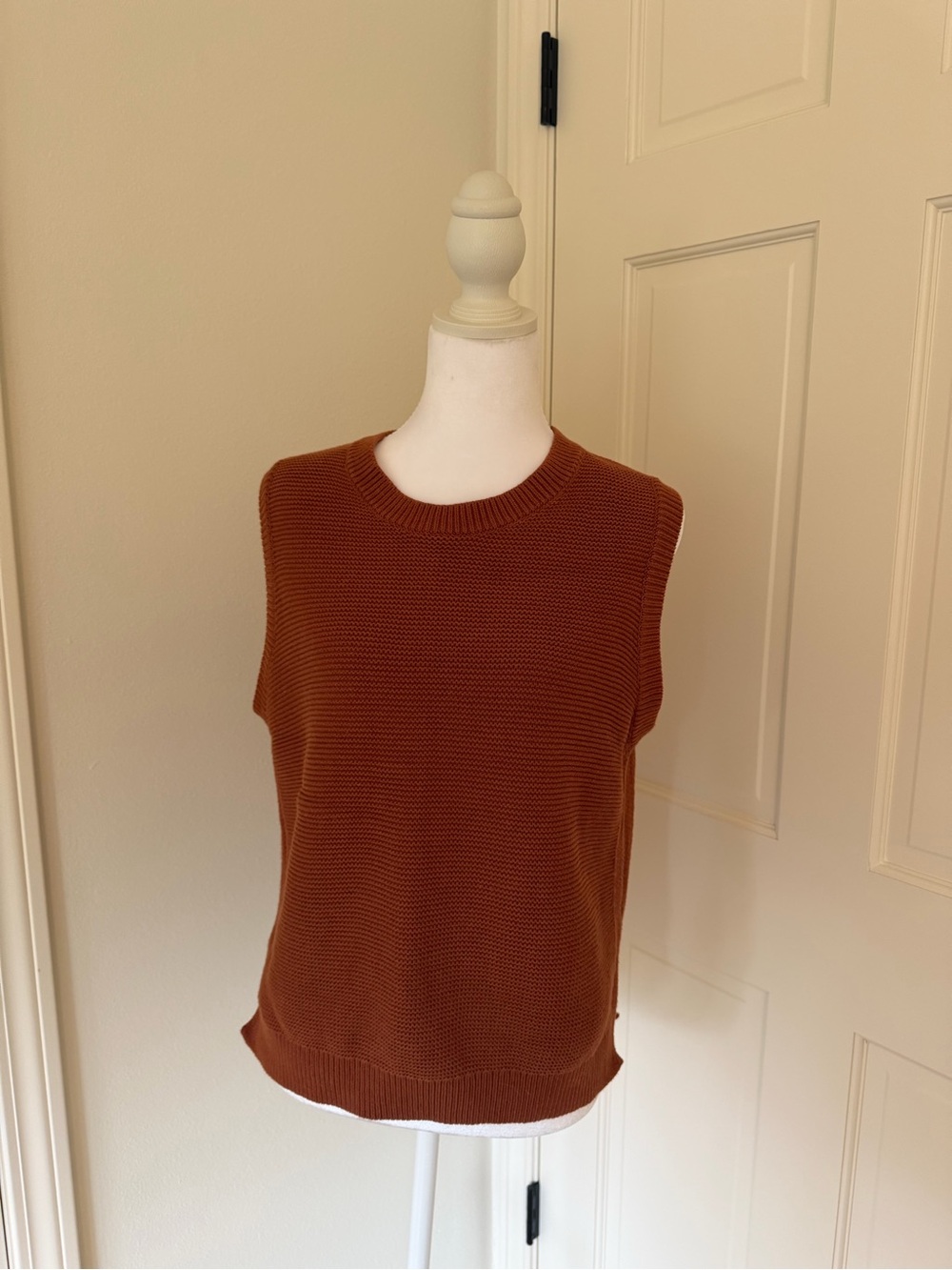 Banana Republic Women’s Crewneck Sleeveless Sweater Vest - Rust